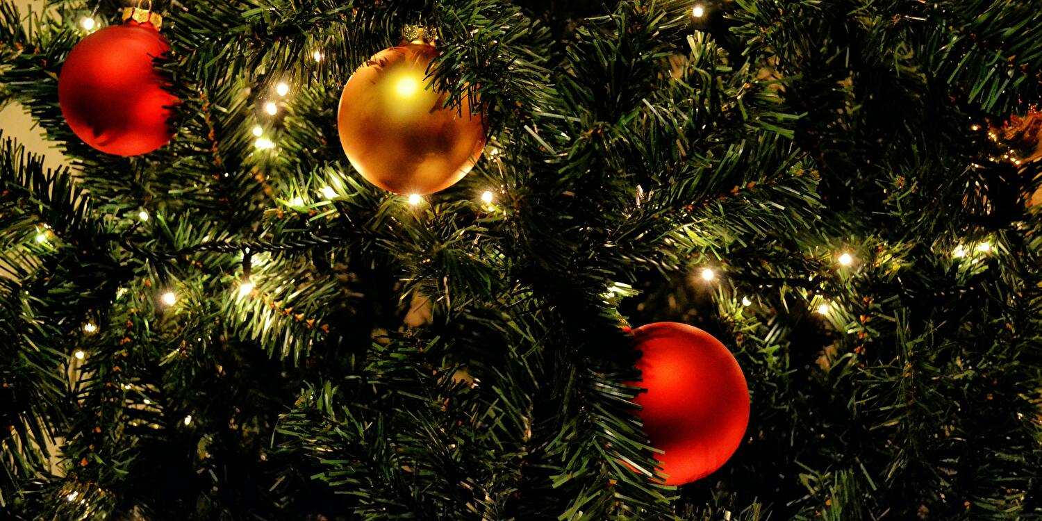 Kerstboom en kerstballen